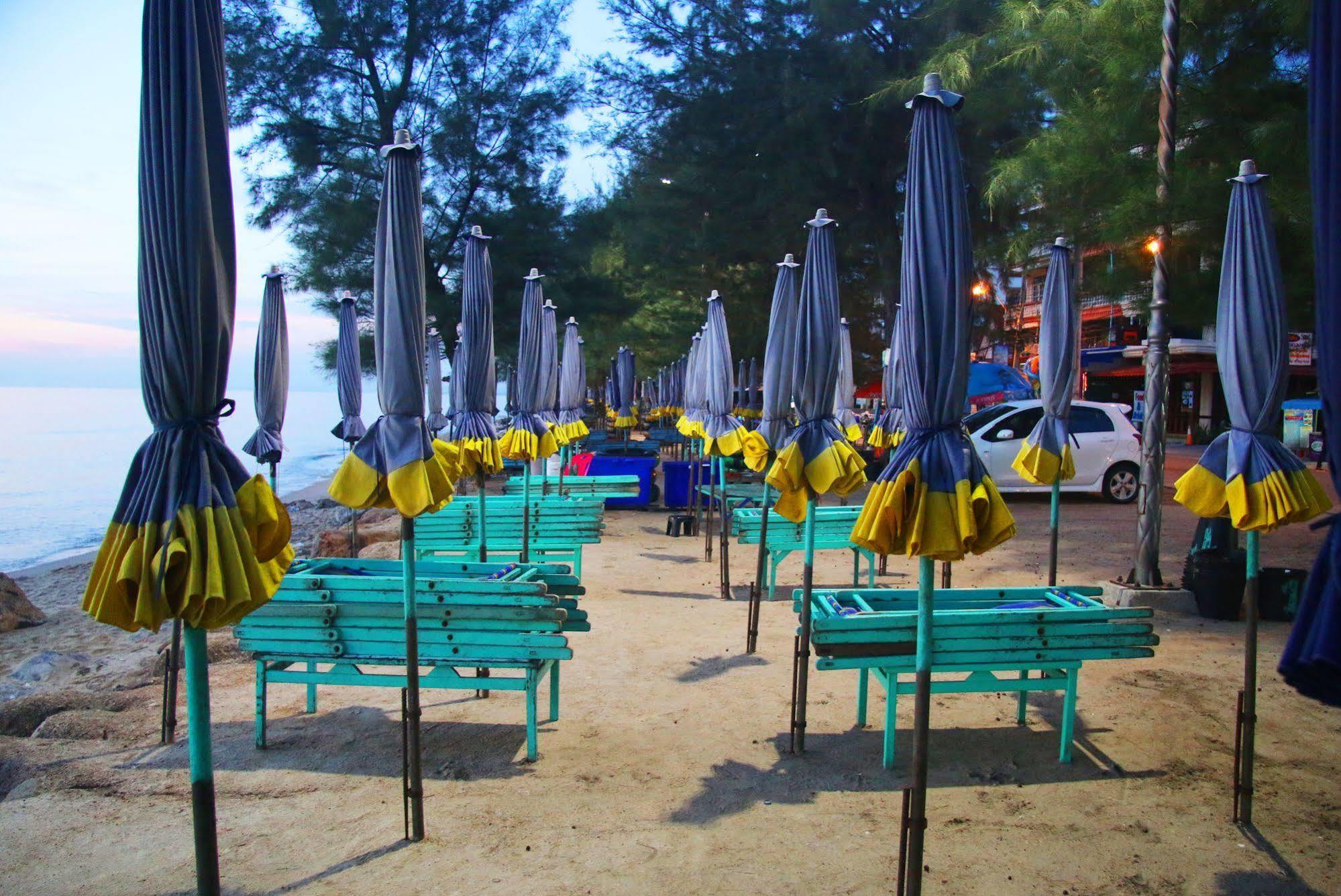 The Beach Cha Am Guest House Petchaburi Esterno foto