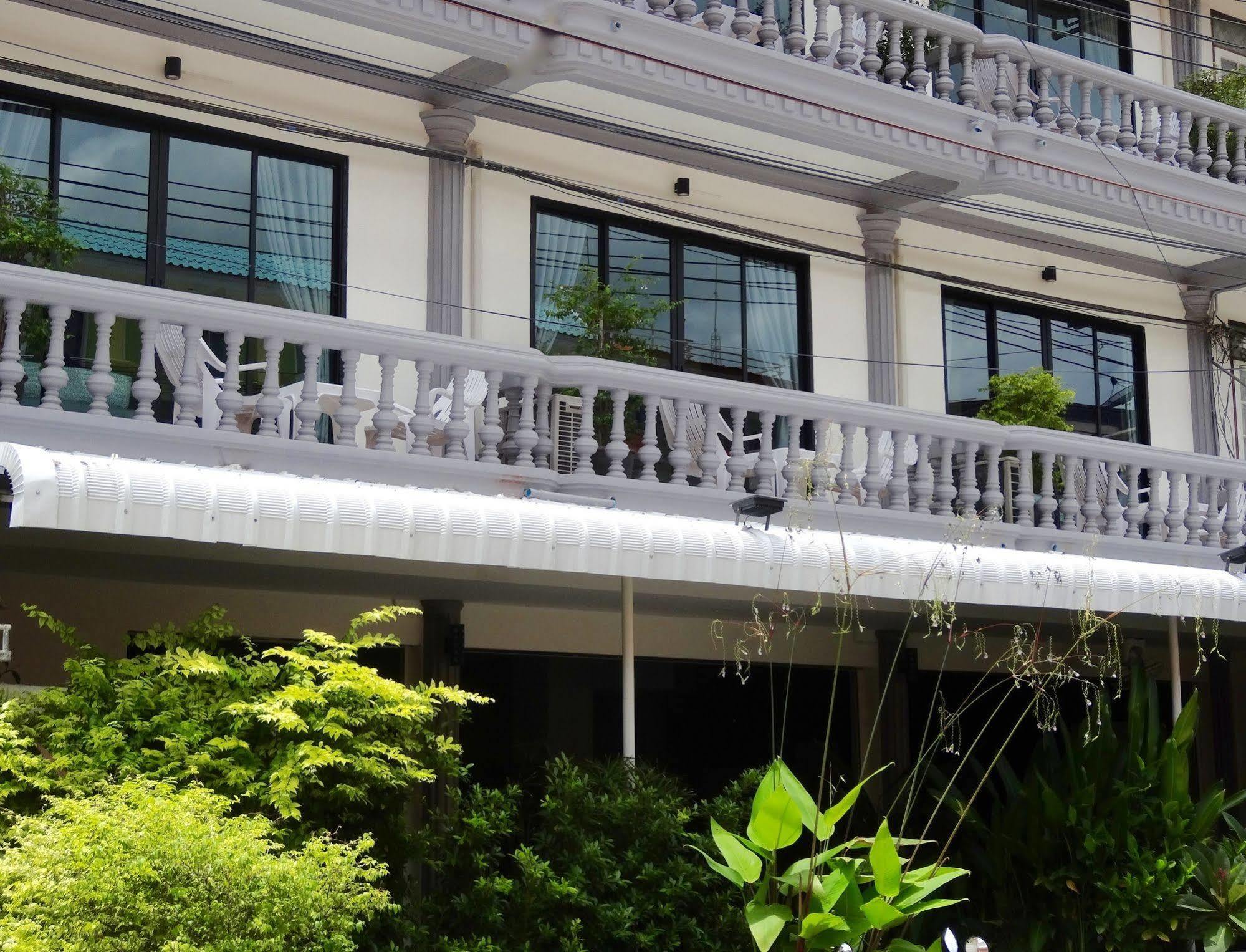 The Beach Cha Am Guest House Petchaburi Esterno foto